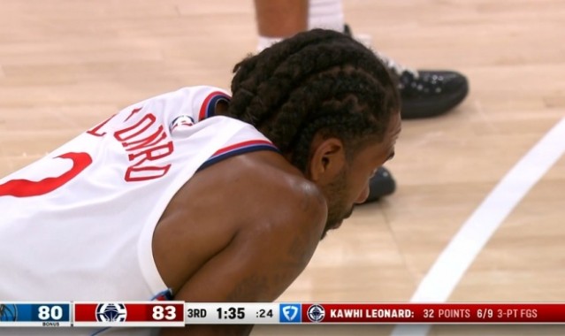 世界杯手机观看平台安装-连珠炮！小卡连中三分率队夺回优势 罕见吐舌庆祝